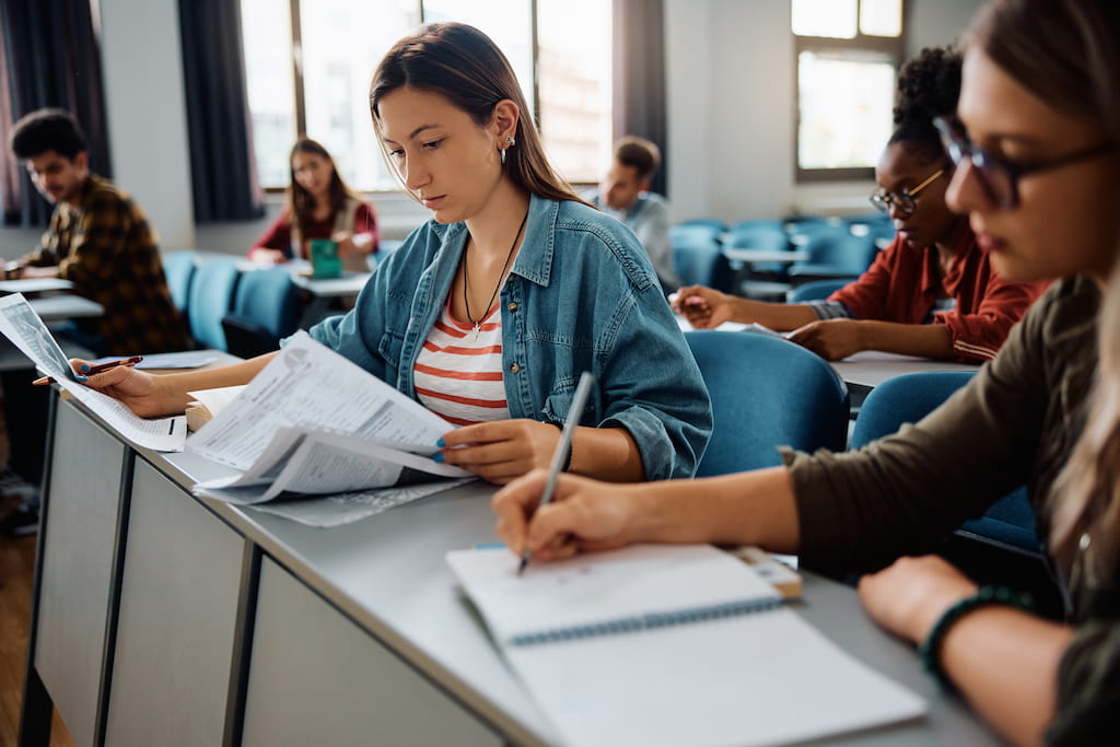 academia-ingles-sabadell-universitarios-en-el-aula