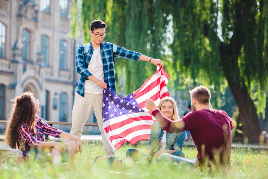 academia-ingles-sabadell-jovenes-con-bandera-americana