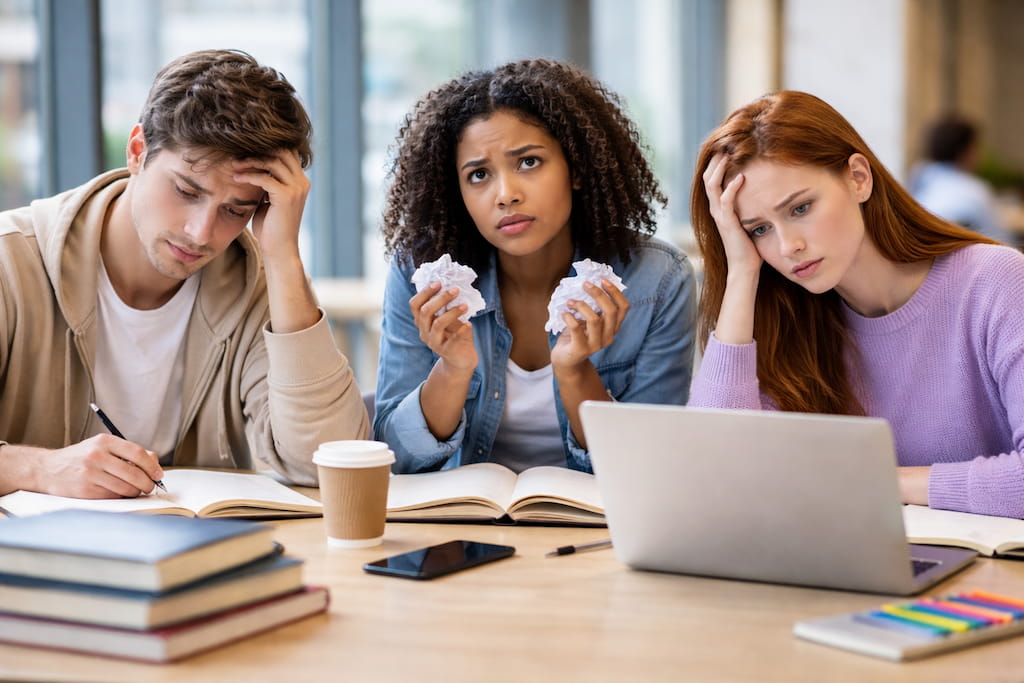 academia-ingles-sabadell-jovenes-confusos-pc-mesa-notas